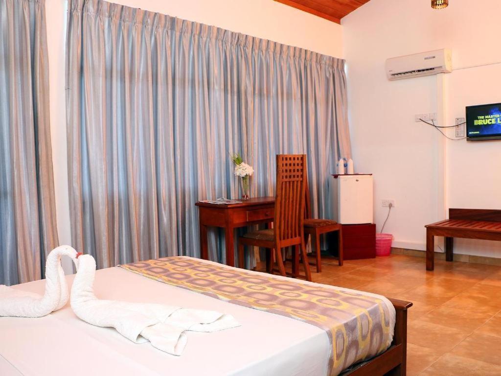 Oyo 246 Roy Villa Beach Hotel Kalutara Buitenkant foto