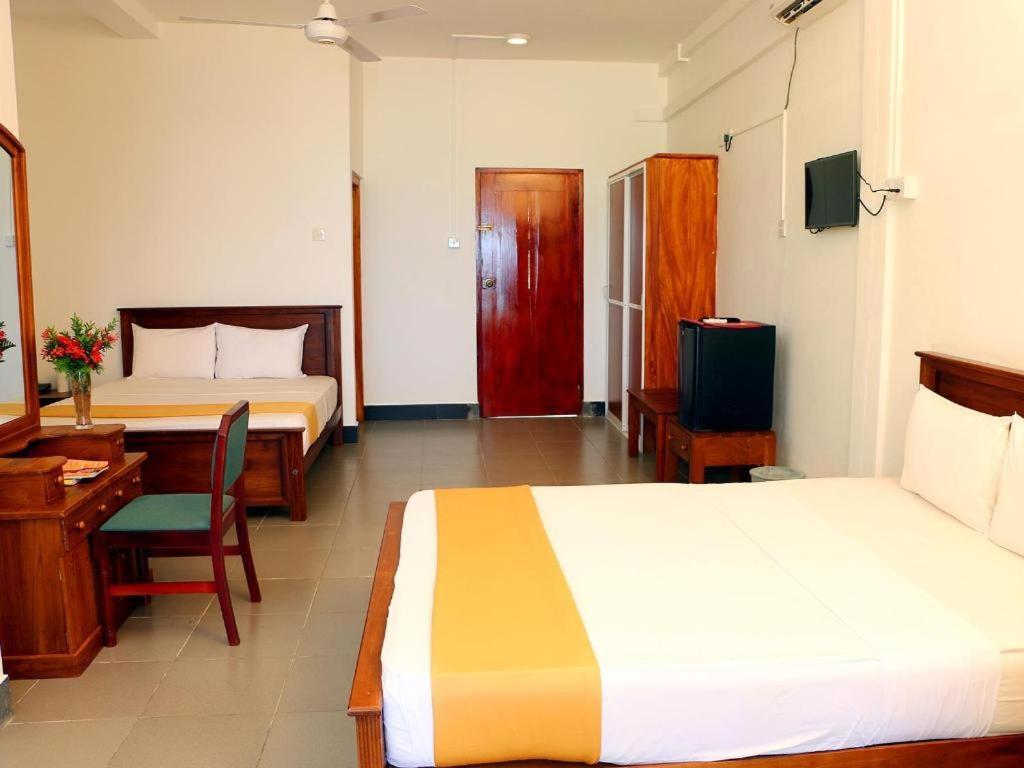 Oyo 246 Roy Villa Beach Hotel Kalutara Buitenkant foto