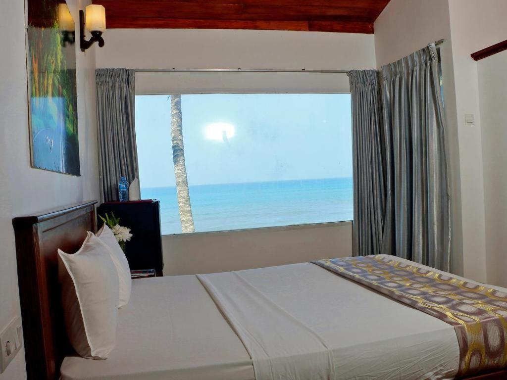 Oyo 246 Roy Villa Beach Hotel Kalutara Buitenkant foto